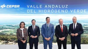 El presidente del Gobierno, Pedro Sánchez, y la vicepresidenta Teresa Ribera, junto al consejero delegado de Cepsa, Maarten Wetselaar, en la presentación del Valle Andaluz del Hidrógeno en 2022.