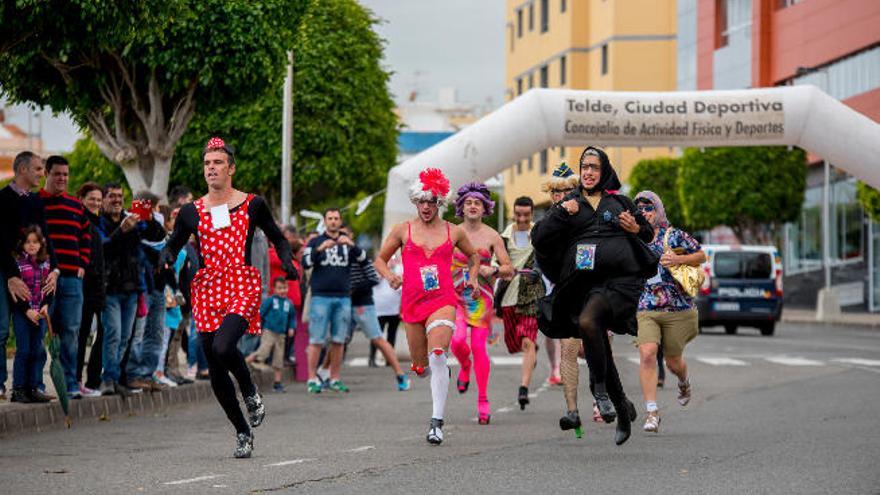 Diez jóvenes no habituados a correr con tacones participaron ayer en la séptima carrera con zapatos de al menos siete centímetros de alto