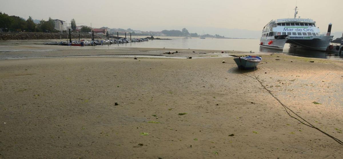 Barcos bateeiros en el puerto de Bueu, ayer por la tarde.   | // G.NUÑEZ