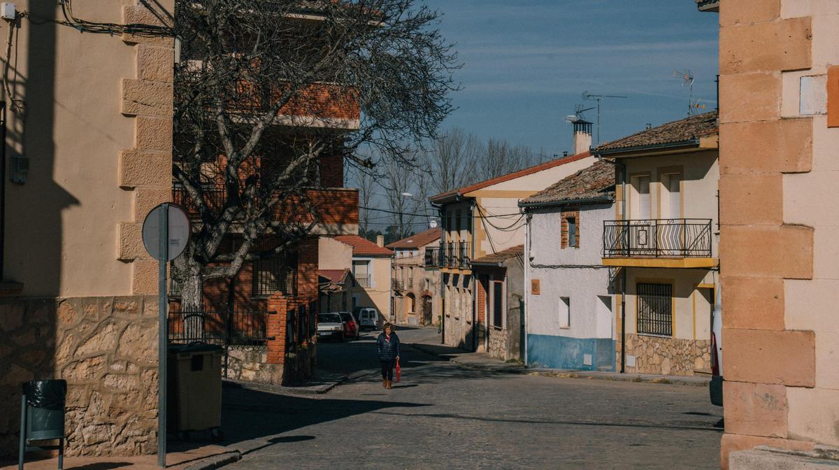 Una mujer pasea por las calles del centro de Sebúlcor.