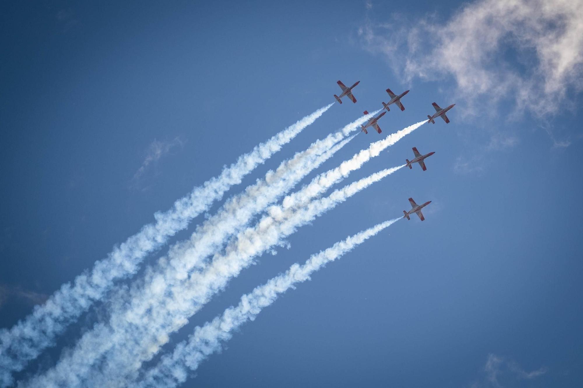 Ensayos para la exhibición aérea de la Patrulla Águila el fin de semana en Las Teresitas