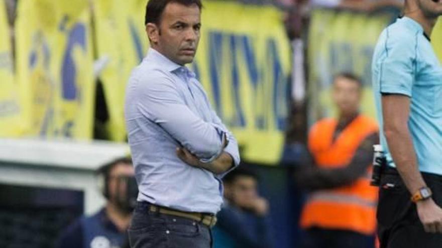 Javi Calleja, pensativo, durante el encuentro ante el Eibar.