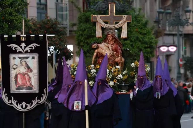 Procesiones en Vigo: paso del Jueves Santo en la parroquia del Sagrado Corazón de Xesús