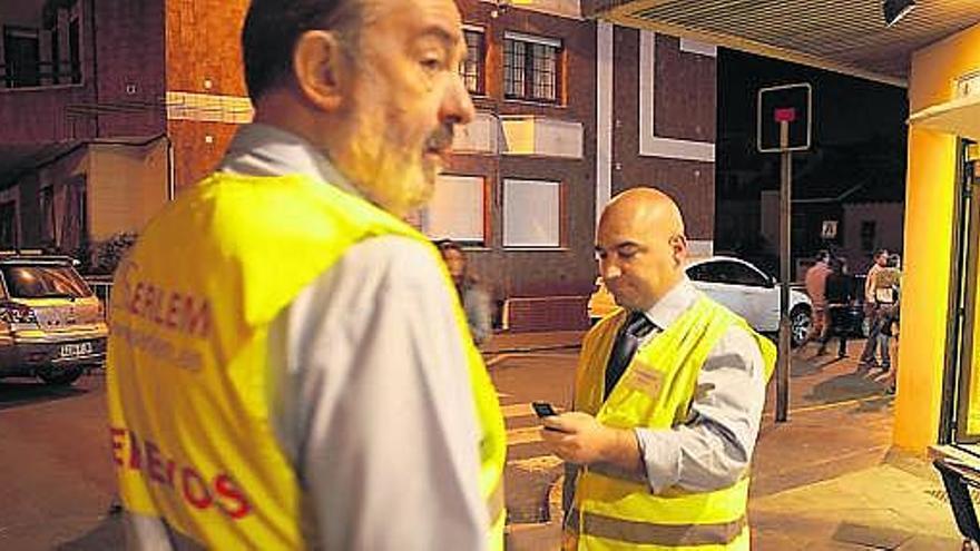 El sereno Antonio Rodrigo y el coordinador Iván Álvarez durante la noche del pasado sábado en Luanco.