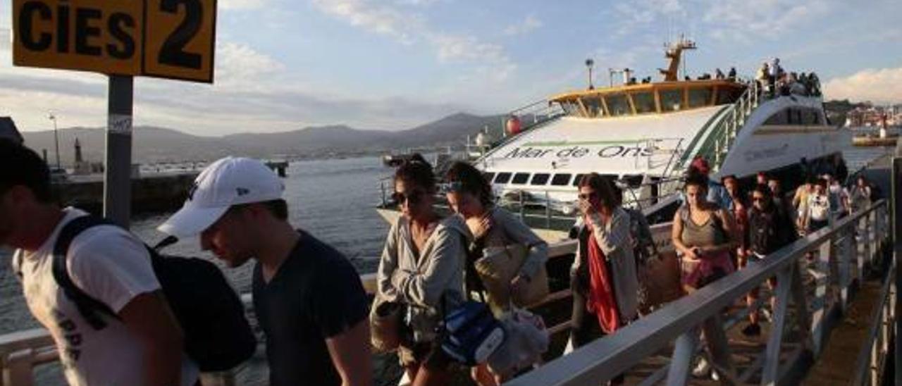 Pasajeros desembarcan ayer del último barco procedente de Cíes, el &quot;Mar de Vigo&quot;, en A Laxe. // Adrián Irago