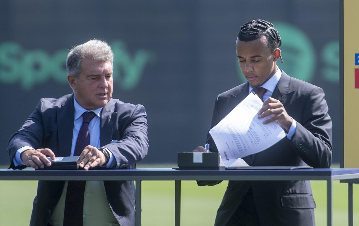 Les comissions per Kounde porten a declarar Koeman