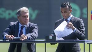 Les comissions per Kounde porten a declarar Koeman