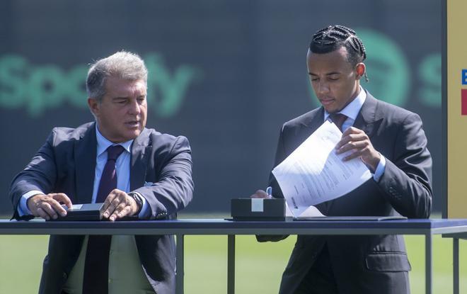 Les comissions per Kounde porten a declarar Koeman