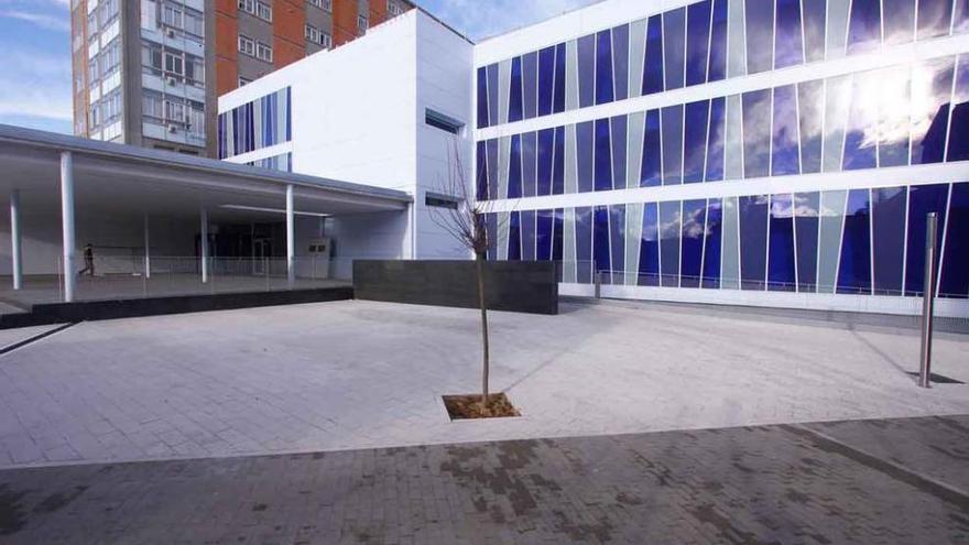 Entrada del nuevo Hospital Provincial. Detrás, el edificio de ladrillo que se demolerá.