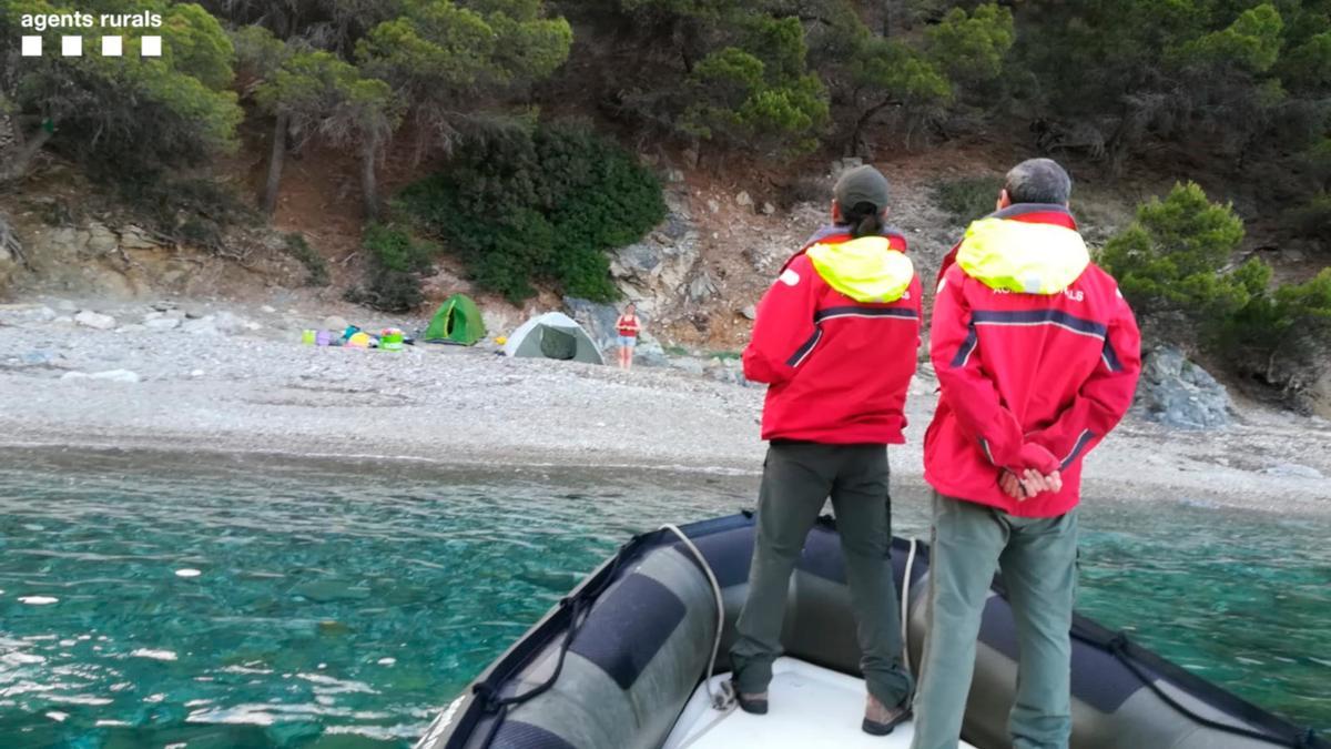 Agents Rurals arribant a una de les cales del Cap de Creus