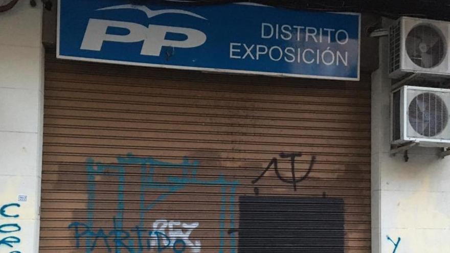 Una sede del PP en València aparece con pintadas en la fachada