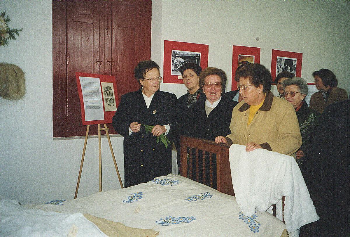 La exposición «El lino y la lana en Les Regueres», organizada por La Piedriquina, en Biedes, en abril de 1999.