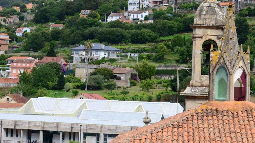El pabellón Pablo Herbello, visto ayer desde la iglesia parroquial de Bueu.