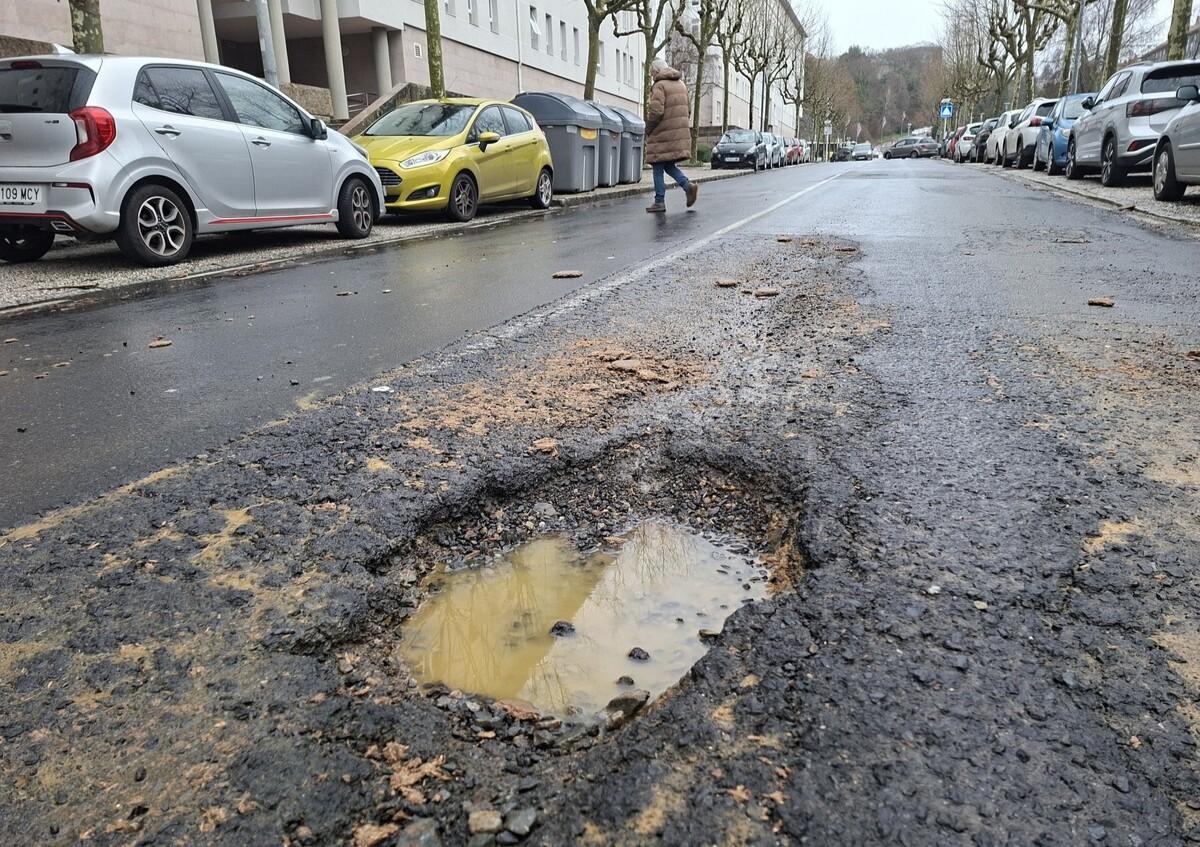 El bache de la rúa Lisboa, en Fontiñas, alcanza una profundidad que pone en riesgo la circulación