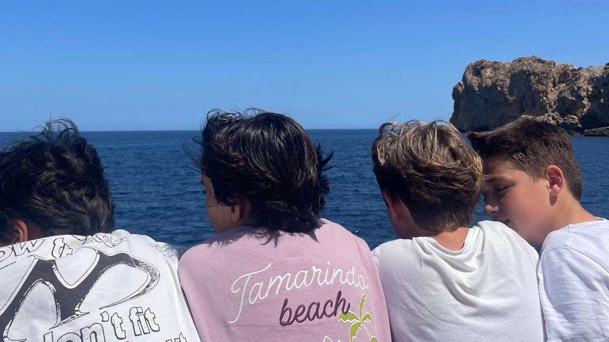 Alumnos del CEIP Nostra Senyora de Jesús durante la salida al mar por la costa de Ibiza