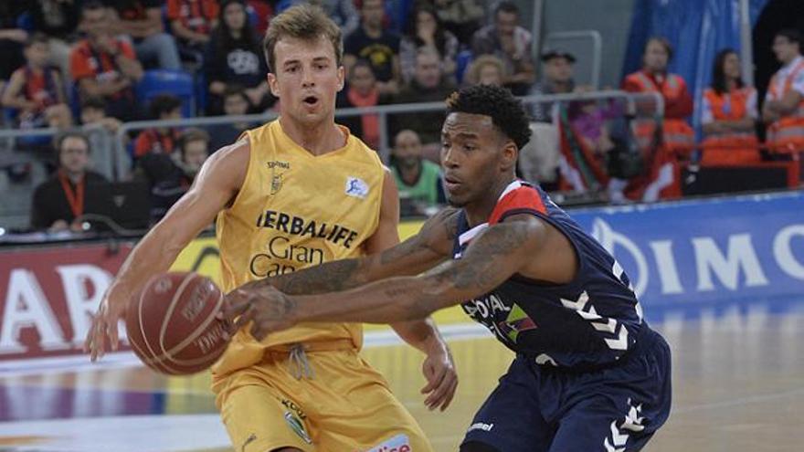 Kevin Pangos disputa el balón con Darius Adams, del Laboral Kutxa.