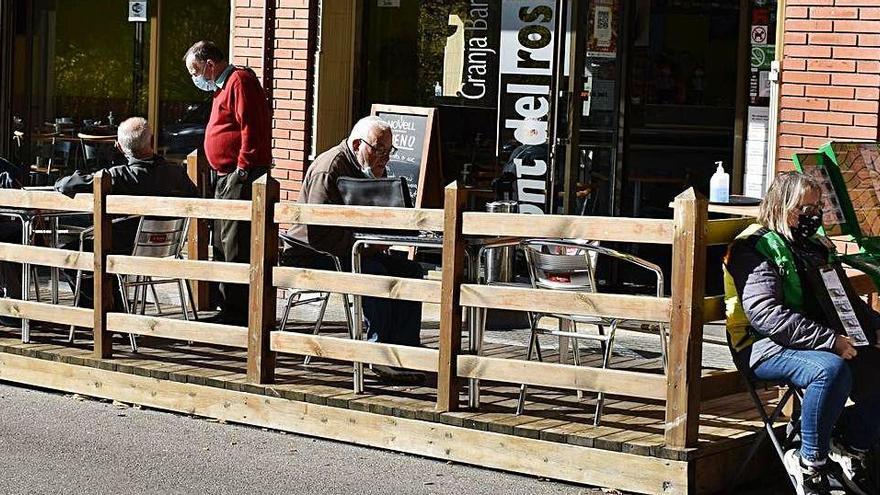 Clients d&#039;un bar de Berga a la terrassa fent l&#039;últim esmorzar abans del tancament