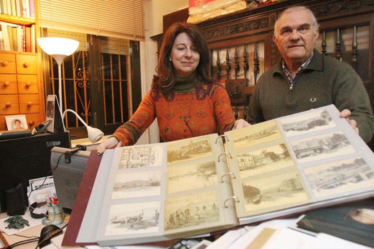 Los investigadores muestran algunas postales originales de su colección.