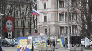 Una bandera rusa ondea fuera del edificio de la Embajada de Rusia en Riga, Letonia, el 23 de marzo de 2022. Letonia ha decidido expulsar a tres miembros del personal de la embajada rusa de Letonia en relación con la agresión rusa en Ucrania y el hecho de que las actividades de estas personas son incompatible con el estatuto de diplomático. Los deportados deben salir de Letonia antes de las 23:59 del 23 de marzo.