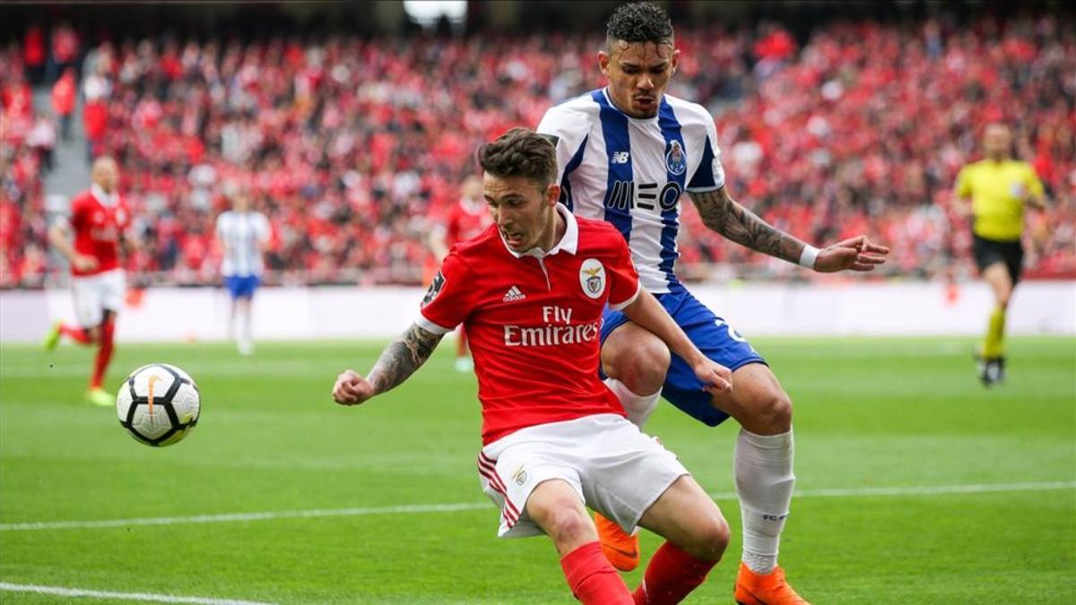 Grimaldo (rojo) y Tiquinho (azul) pugnan por un balón