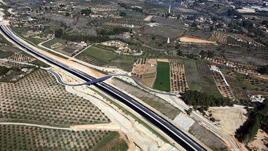 Imagen aérea de la autovía central a su paso por El Comtat, que se encuentra actualmente en la recta final de su ejecución.