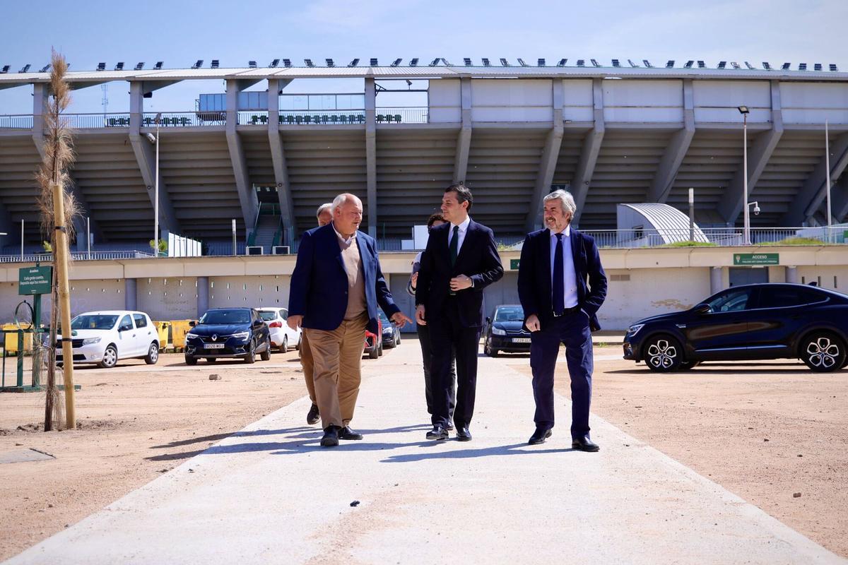 Rafael Ruiz (de la GMU), Bellido y Torrico, este lunes, en el entorno del estadio El Arcángel.