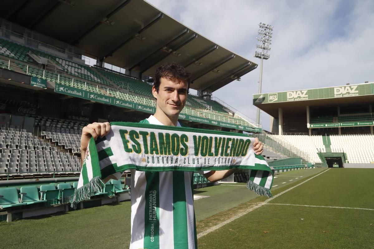 Jon Magunazelaia, durante su presentación como jugador del Córdoba CF.