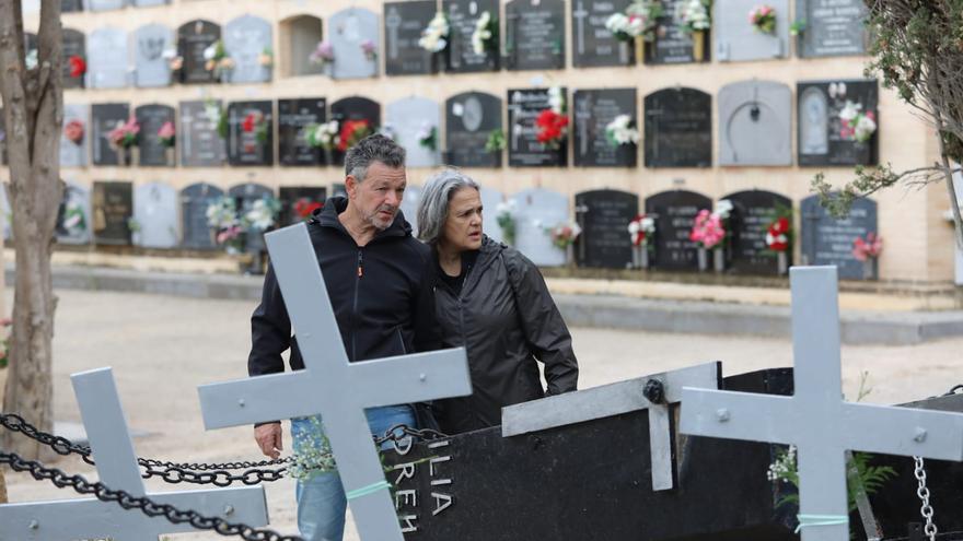 Miles de familias rinden homenaje a sus difuntos en el Cementerio de Torrero