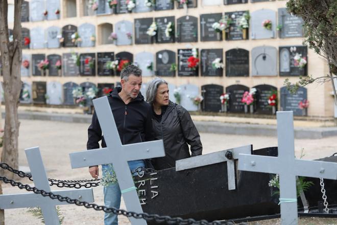 Miles de familias rinden homenaje a sus difuntos en el Cementerio de Torrero