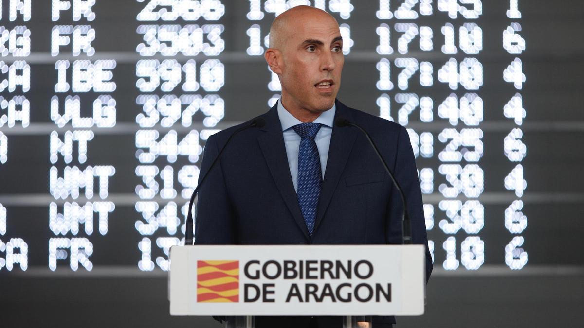 El director general de Transportes del Gobierno de Aragón, David Sánchez Fraile, en el aeropuerto de Zaragoza.