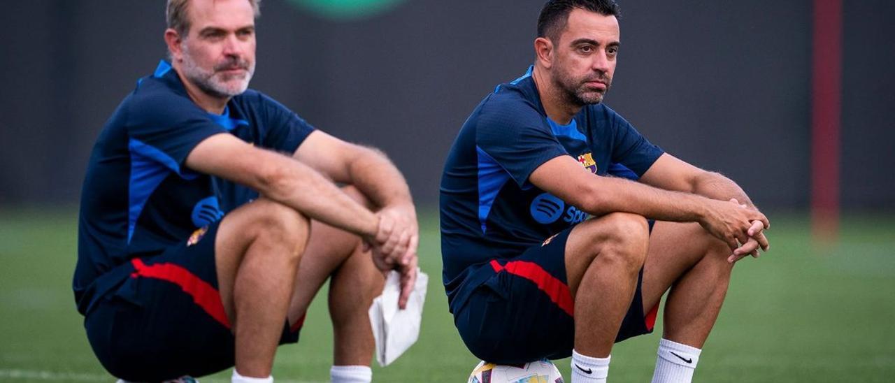 Òscar Hernández, segundo entrenador del Barça, y Xavi, en la ciudad deportiva de Sant Joan Despí.