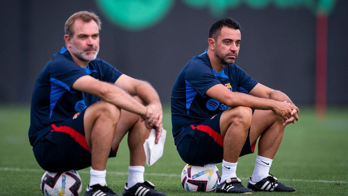 Òscar Hernández, segundo entrenador del Barça, y Xavi, en la ciudad deportiva de Sant Joan Despí.