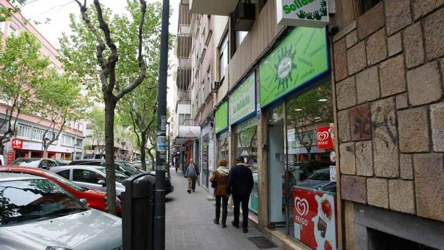 La zona comercial de Víctor Gallego es una de las propuestas para el ensanche de aceras.