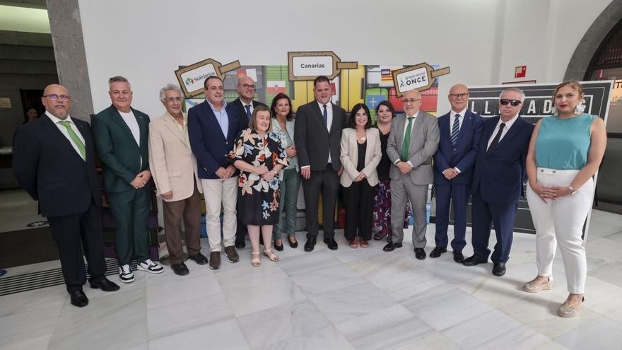 Los galardonados junto a las autoridades y representantes del grupo social ONCE.