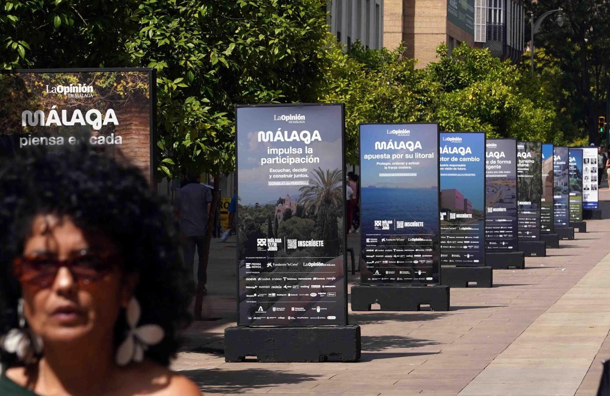 Exposición de mupis del Foro Mediterráneo en la Alameda Principal, del grupo Prensa Ibérica