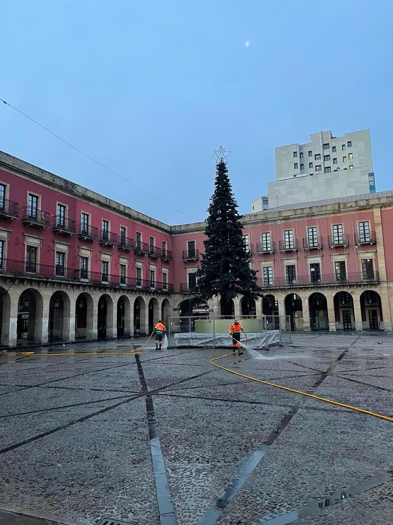 Los residuos que deja la Nochevieja de Gijón, en imágenes