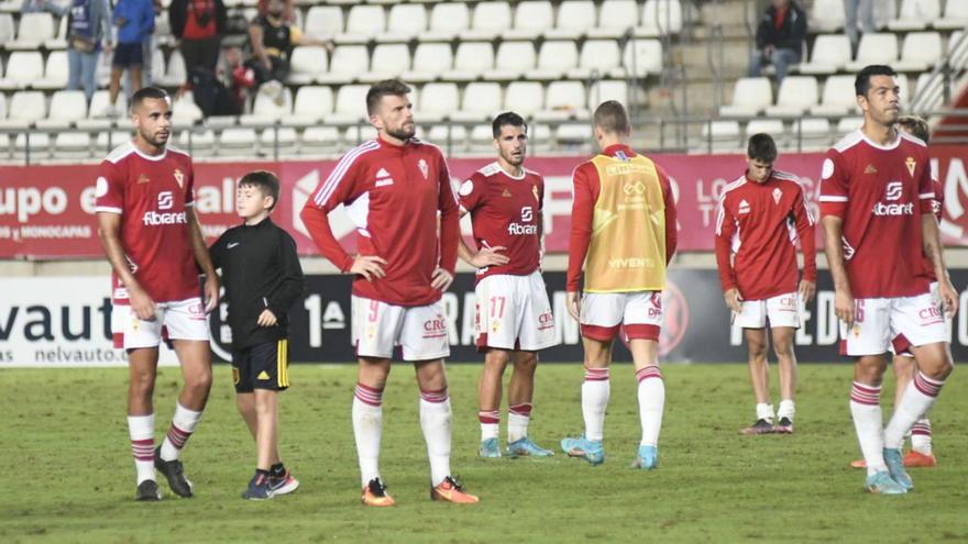 La decepción en el rostro de los jugadores granas tras el 1-4 que encajaron ante Osasuna B. | FRANCISCO PEÑARANDA