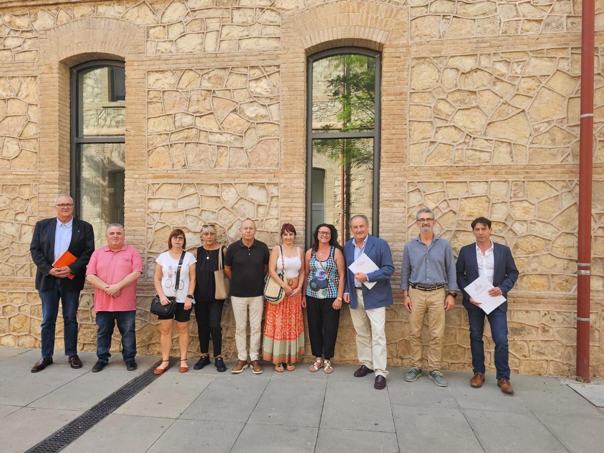 El conseller José Luis Aguirre junto a representantes sindicales y del comité de empresa.