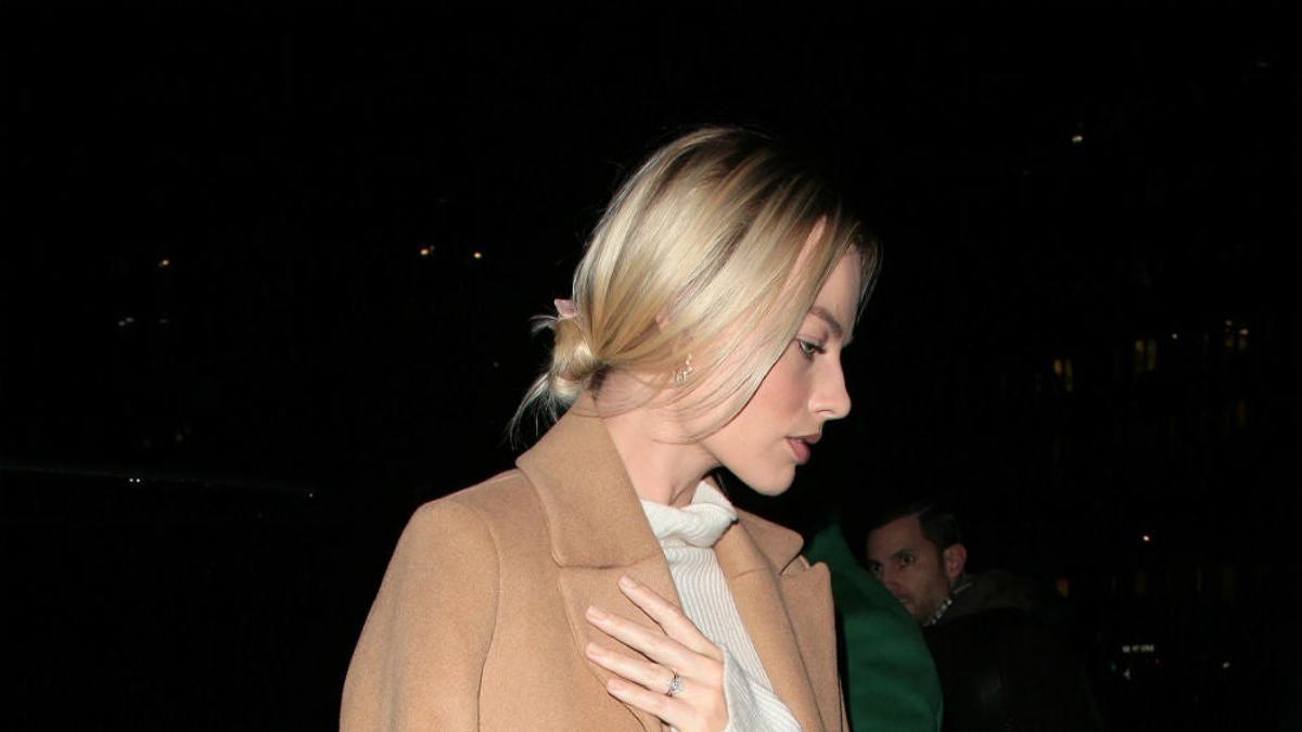 Margot Robbie con abrigo camel de Mango