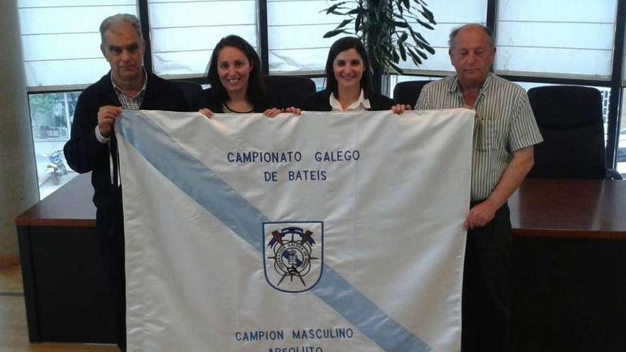 El presidente de la Federación, del Samertolaméu y autoridades locales con la bandera absoluta. // G.N.