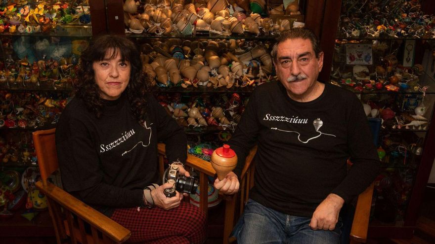 Lestonnac Ibáñez y Luis Ramas, con la colección de peonzas del segundo. | // CARLOS PARDELLAS
