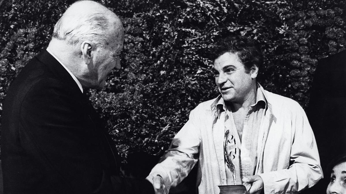 Juan Marsé estrecha la mano de Josep Tarradellas tras ganar el Premio Planeta de 1978 con ’La muchacha de las bragas de oro’. Juan Marsé estrecha la mano de Josep Tarradellas tras ganar el Premio Planeta de 1978 con ’La muchacha de las bragas de oro’.
