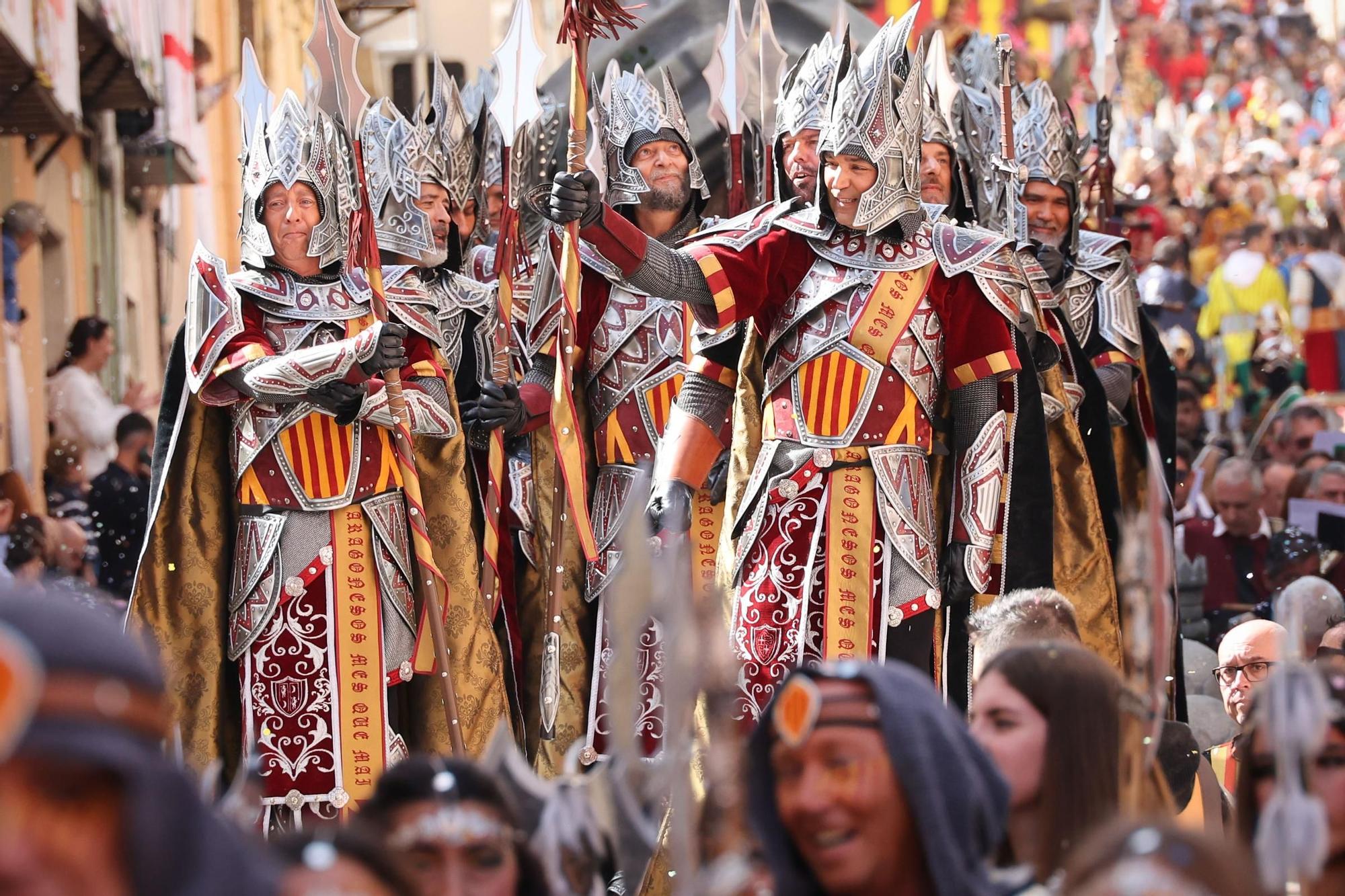 Alcoy se entrega al espectáculo de las tropas cristianas