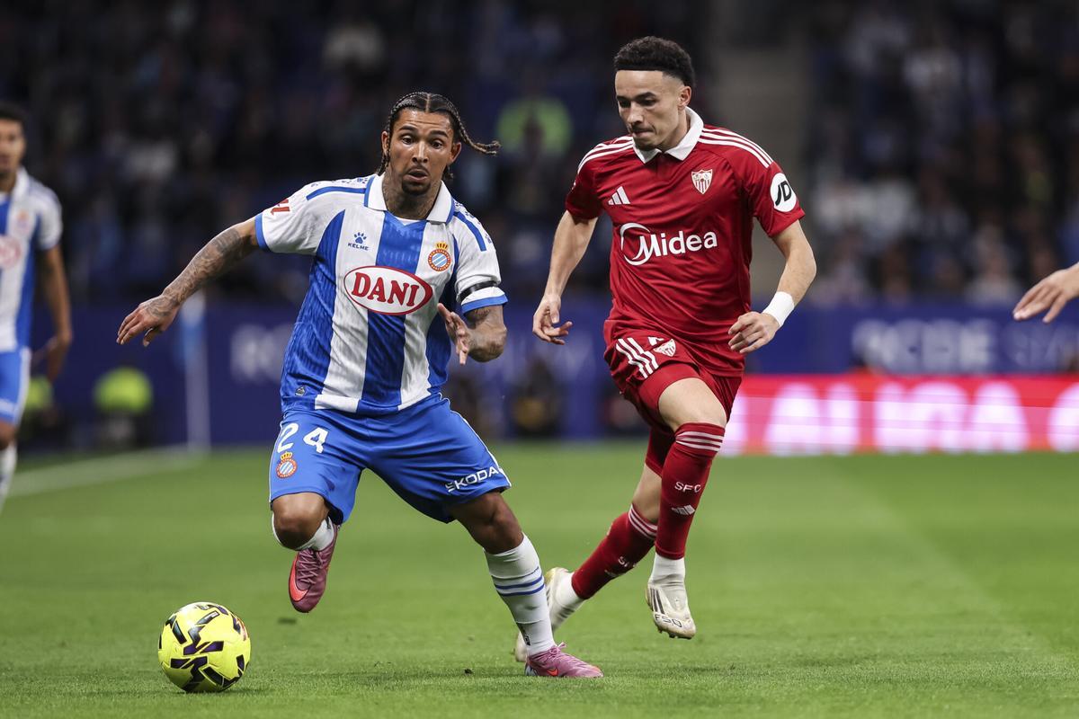 Tyrhys Dolan, del RCD Espanyol, y Rubén Vargas, del Sevilla FC, en acción durante el partido de fútbol de la liga española, La Liga EA Sports, disputado entre el RCD Espanyol y el Sevilla FC en el estadio RCDE.