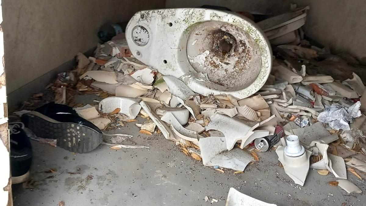 Estado dun dos aseos públicos da zona portuaria de Muxía.