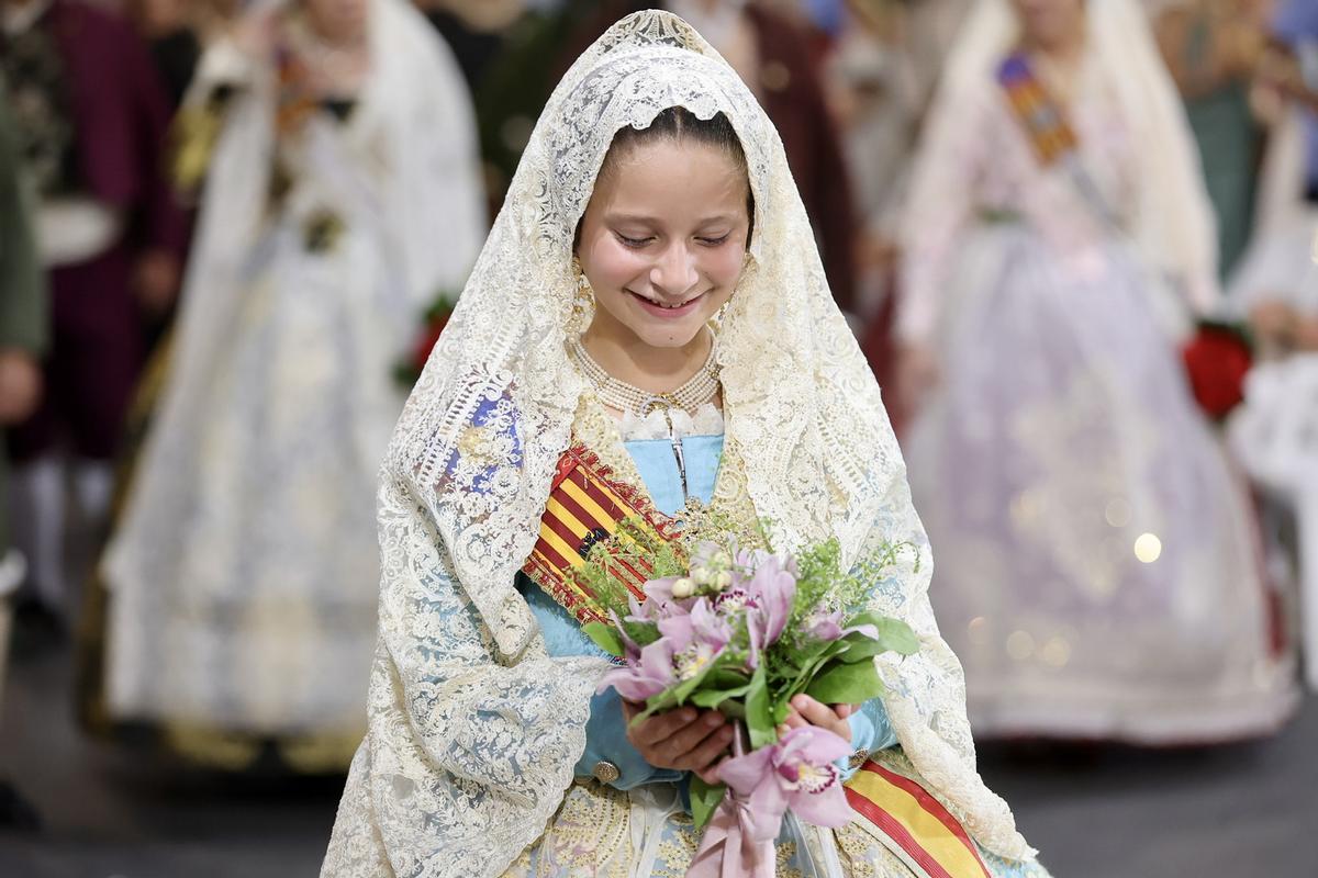 Primera sesión de la Ofrenda en las Hogueras de Alicante con mucha presencia fallera