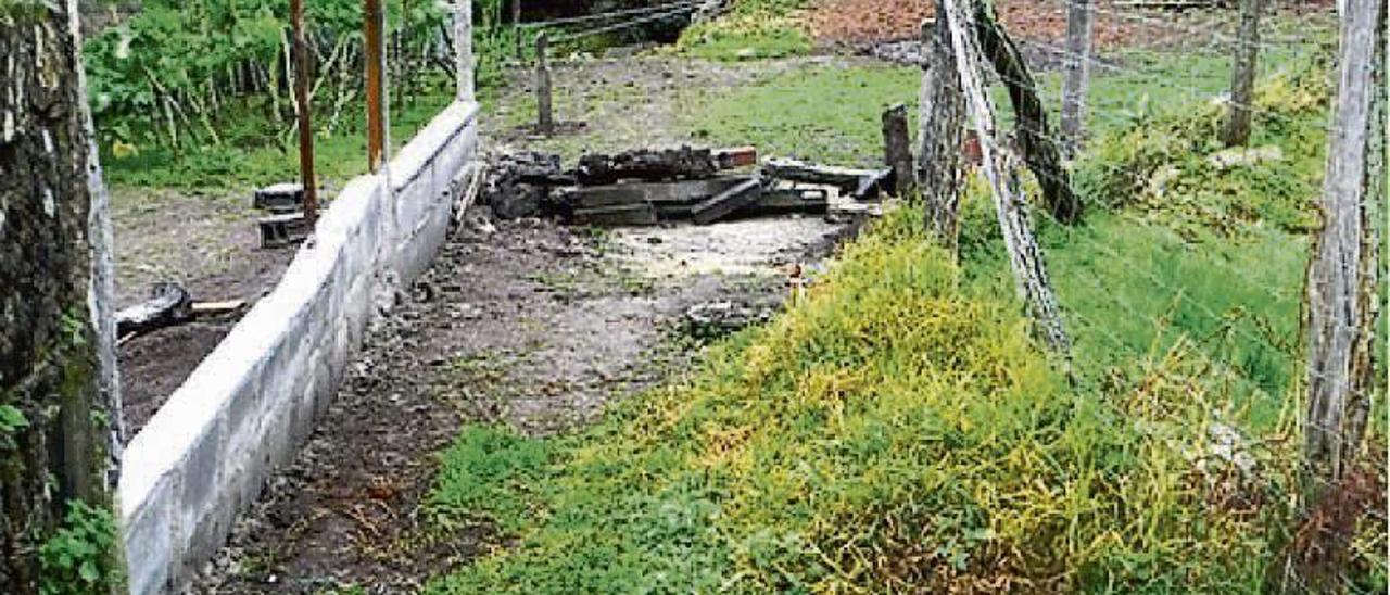 El muro que se levanta y que impide el acceso por el camino. // FdV