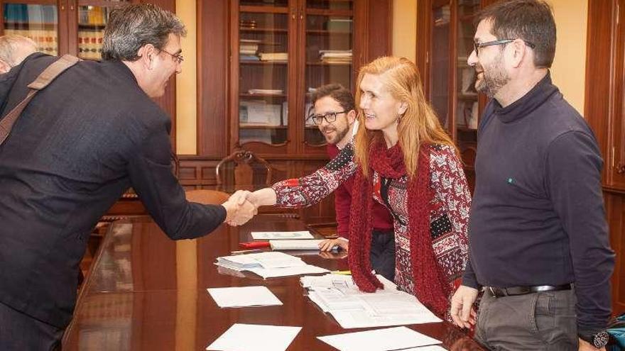 El socialista José Manuel García y la edil de Facenda se saludan, el lunes.