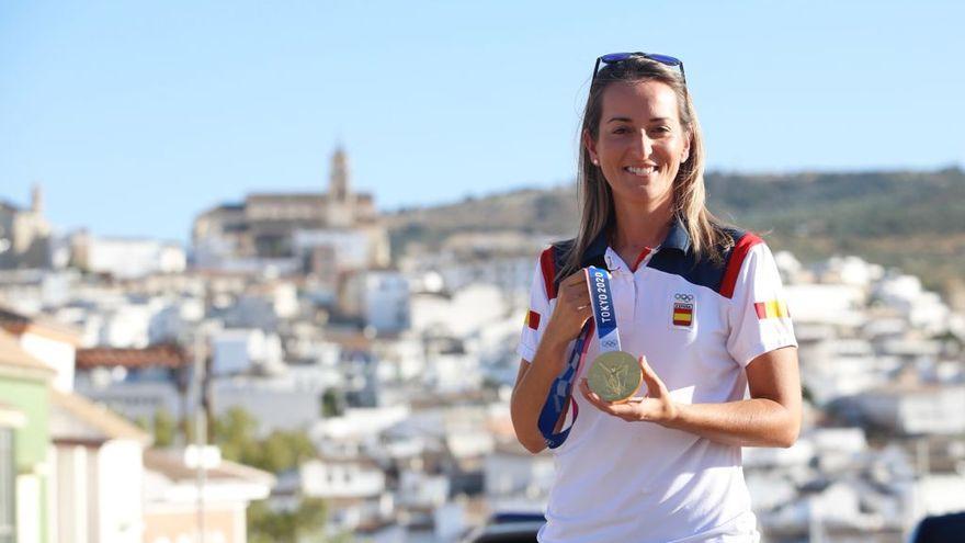 Fátima Gálvez, con su medalla de oro olímpica, con Baena al fondo.