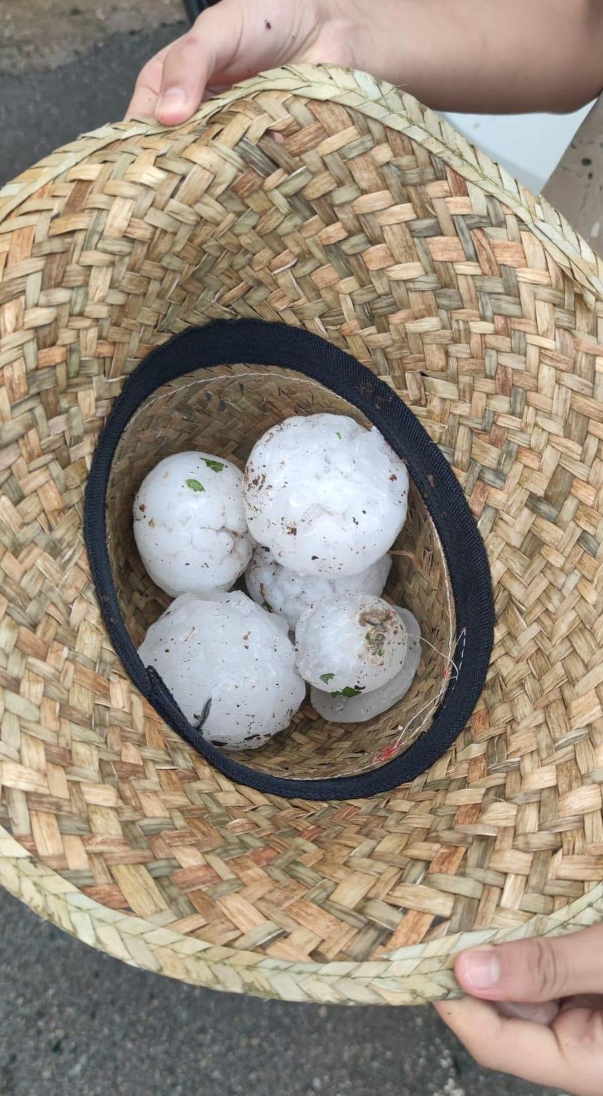 Bolas de granizo de 10 centímetros causan importantes daños en La Bisbal dEmpordà